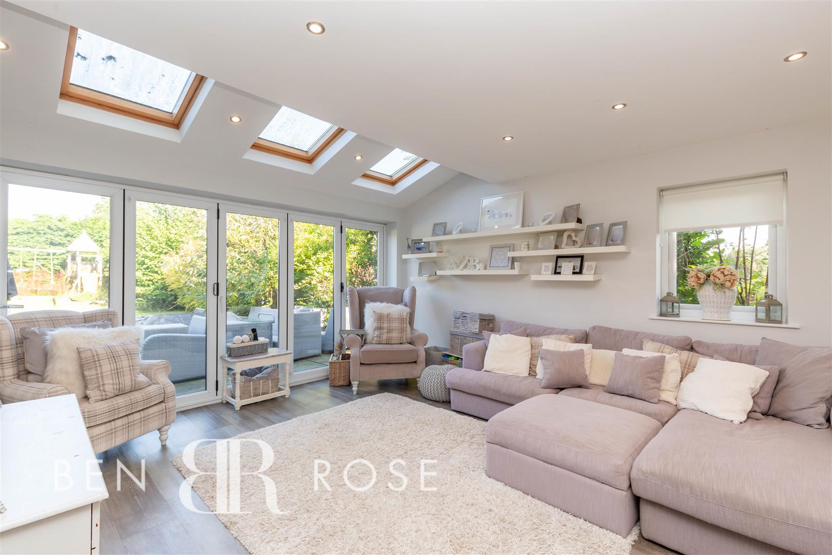 5 bed property in Dorking Road, Chorley